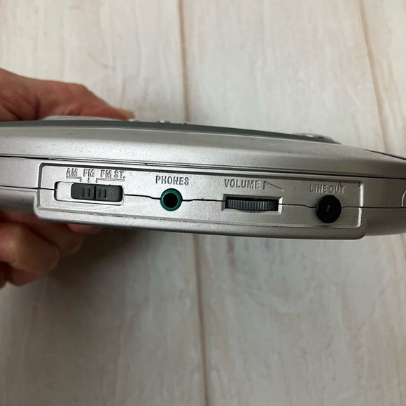 Durabrand AM/FM Radio Portable CD Player - Picture 9 of 9